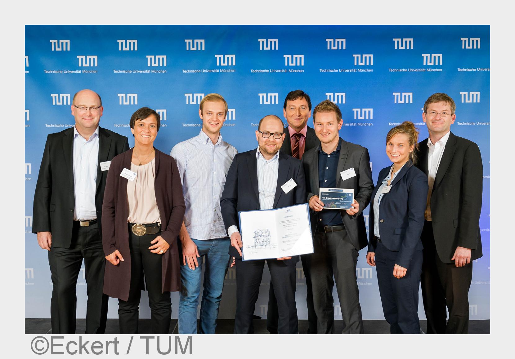 A. Rinke, B. Nominacher (3., 4.v.l.), J. Meier und J. Baumann (2., 3.v.r.) mit der Jury (Bildquelle: