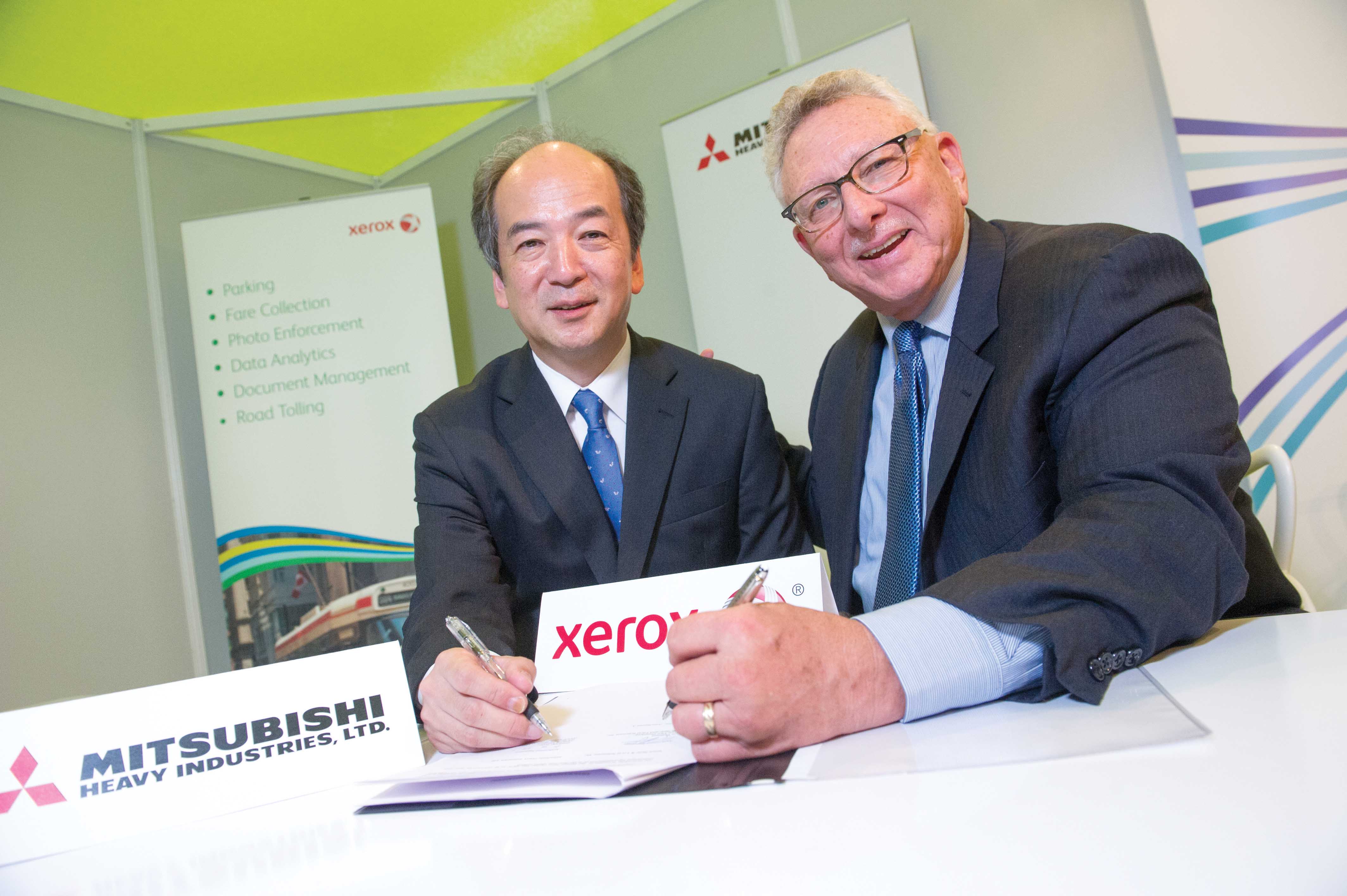Ken Philmus (Xerox) und Hiroyuki Toda (Mitsubishi Heavy Industries) unterschreiben den Vertrag. Ken Philmus (Xerox) und Hiroyuki Toda (Mitsubishi Heavy Industries) unterschreiben den Vertrag.