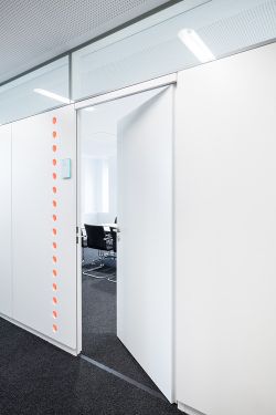 Um eine Belegung der Besprechungsräume anzuzeigen, können die Ausströmöffnungen beleuchtet werden Um eine Belegung der Besprechungsräume anzuzeigen, können die Ausströmöffnungen beleuchtet werden