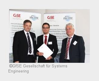 Andreas Friesinger (mitte) bei der Preisverleihung durch Vertreter der GfSE (Bildquelle: GfSE Gesell