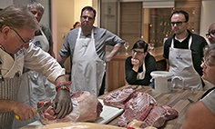 Frank Schwarz (l.) führt die Teilnehmer in die hohe Kunst des Wurstmachens ein. © Mariel Bernert Frank Schwarz (l.) führt die Teilnehmer in die hohe Kunst des Wurstmachens ein. © Mariel Bernert