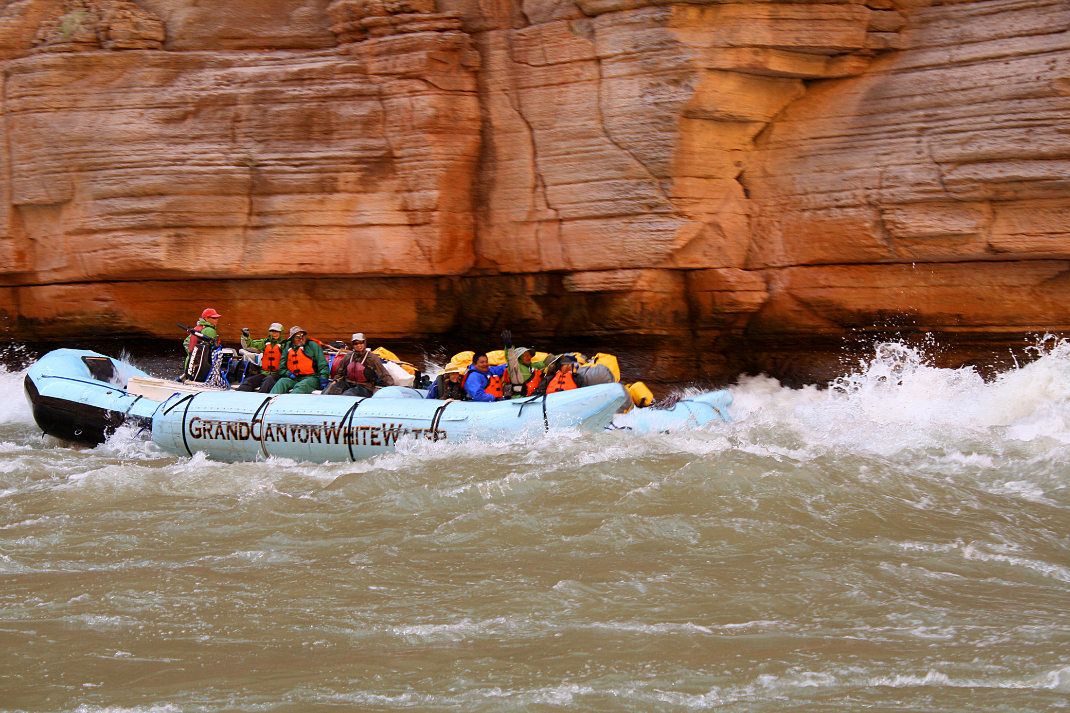 Den Grand Canyon aus einem Schlauchboot auf dem Colorado River erleben bietet Abenteuer pur Den Grand Canyon aus einem Schlauchboot auf dem Colorado River erleben bietet Abenteuer pur