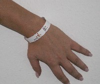 Das Klinikum Coburg setzt Patientenarmbänder zur Erhöhung der Sicherheit während der Behandlung ein. Das Klinikum Coburg setzt Patientenarmbänder zur Erhöhung der Sicherheit während der Behandlung ein.