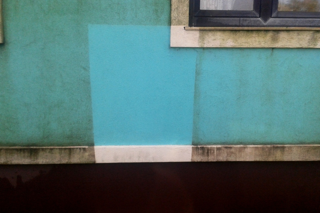 Diese Fassade war von Algen gezeichnet. Musterflächeüberzeugte von der günstigen Fassadenreinigung