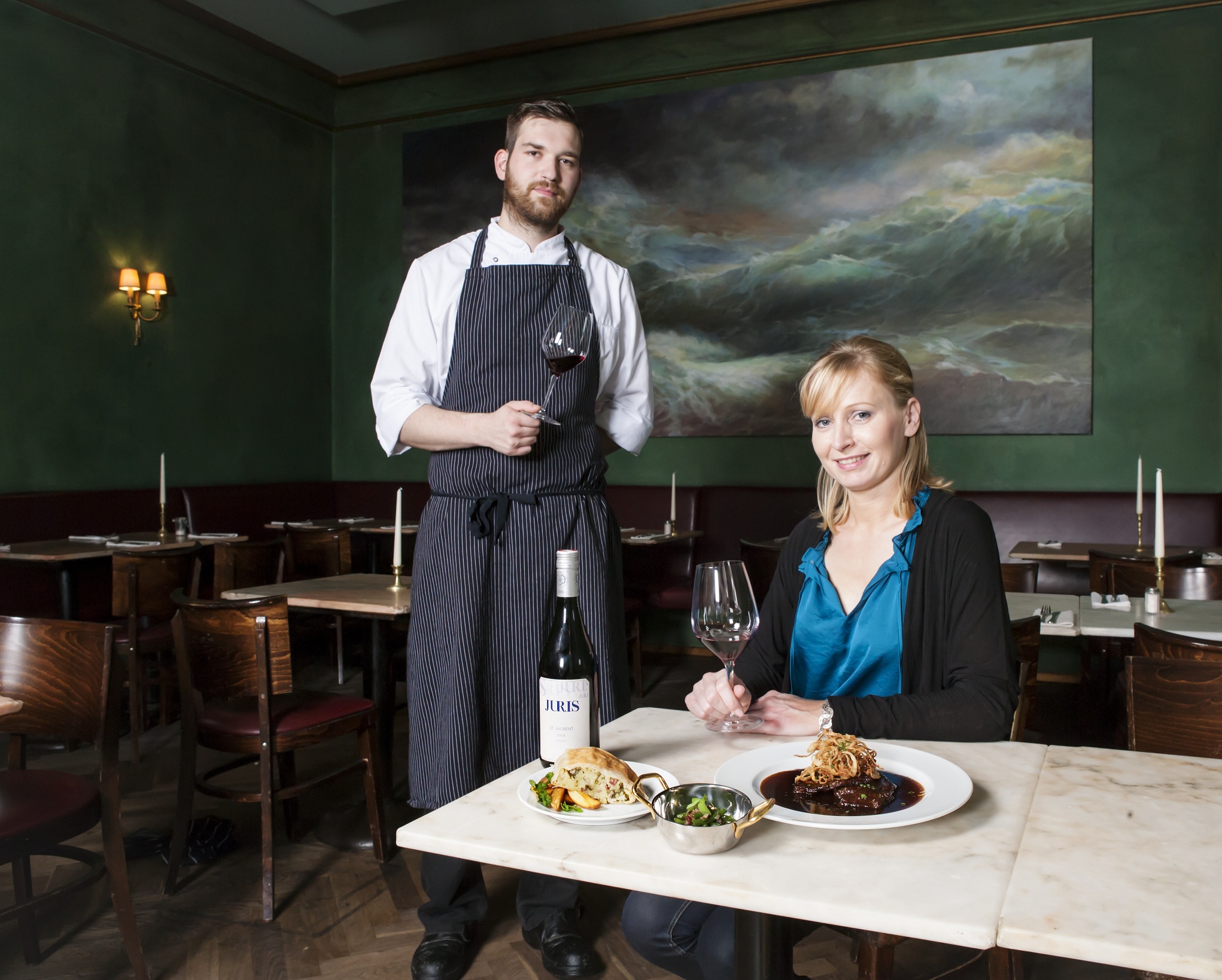 Küchenchef Tobias Janzen mit Gastgeberin Renate Dengg Küchenchef Tobias Janzen mit Gastgeberin Renate Dengg