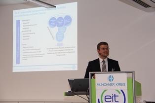 Dr. Benedikt Römer beim Berliner Gespräch des MÜENCHNER KREISES (Foto: EIT ICT Labs) Dr. Benedikt Römer beim Berliner Gespräch des MÜENCHNER KREISES (Foto: EIT ICT Labs)