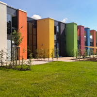 Flächigkeit der Fassade gewährleistet mit der Jalousie ISO-Shadow im Glas