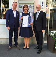 Hoteldirektor Rafael D. Fröhlich (re.) mit Till Runte (Certified GmbH) und  Maren Voll (Novotel).