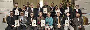 Gruppenbild mit dem Minister (mit Bier): Die ausgezeichneten Brauereihandwerksbetriebe aus NRW.