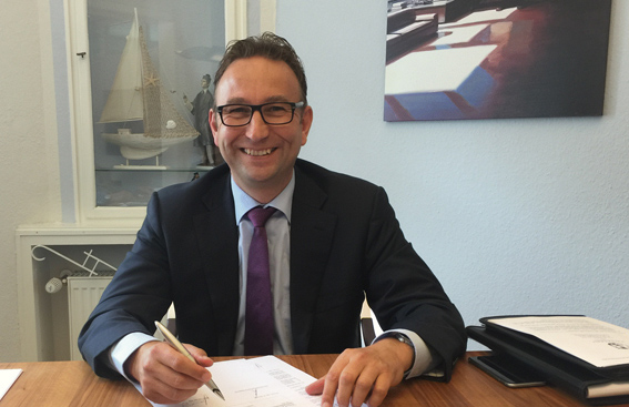 Sander Maasman, Geschäftsführer der Flatfield GmbH in Starnberg, während der Vertragsunterzeichnung Sander Maasman, Geschäftsführer der Flatfield GmbH in Starnberg, während der Vertragsunterzeichnung