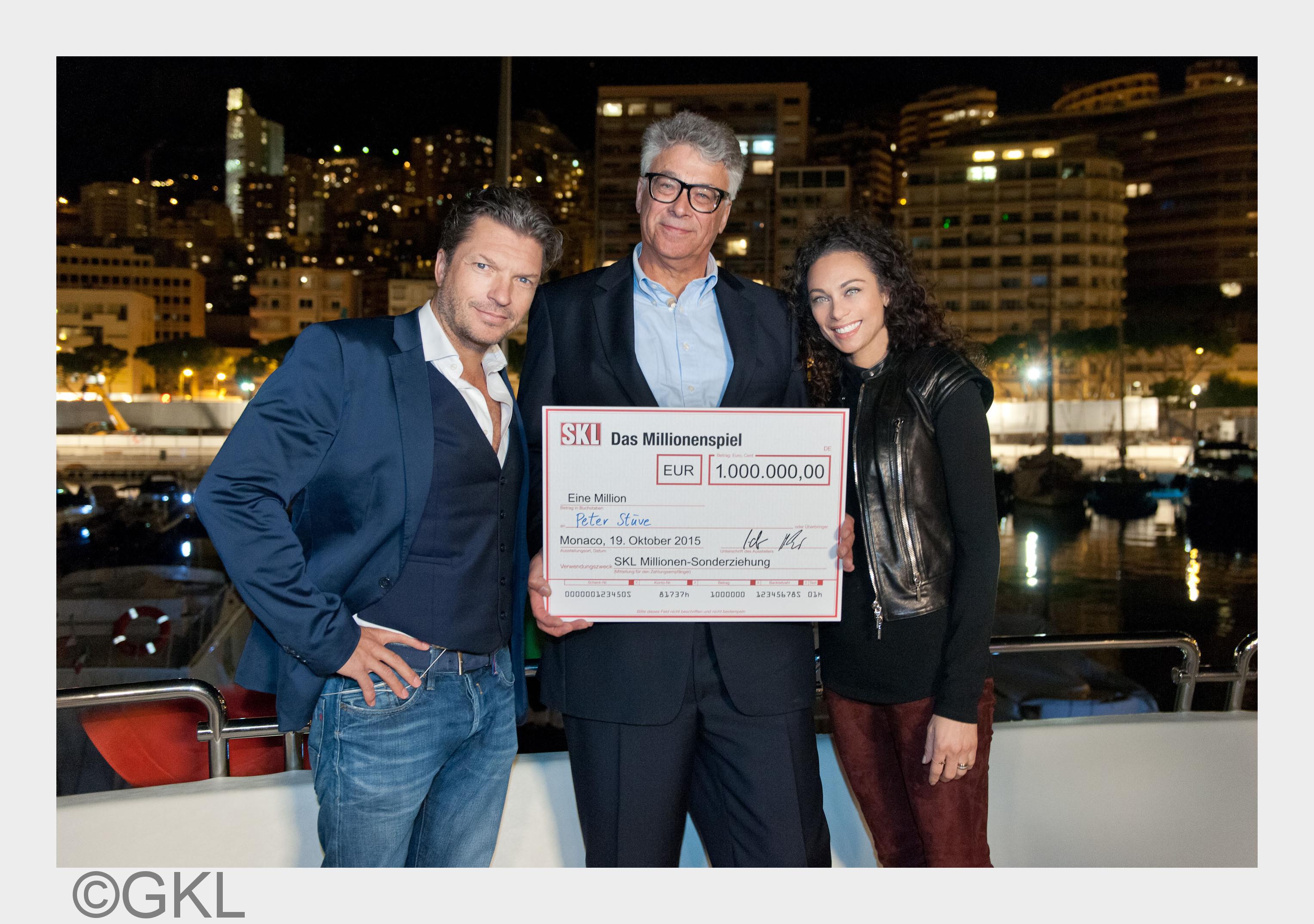Der glückliche Neu-Millionär mit den Promi-Paten vor der Kulisse des Yachthafens in Monaco (v.l.n.r. Der glückliche Neu-Millionär mit den Promi-Paten vor der Kulisse des Yachthafens in Monaco (v.l.n.r.