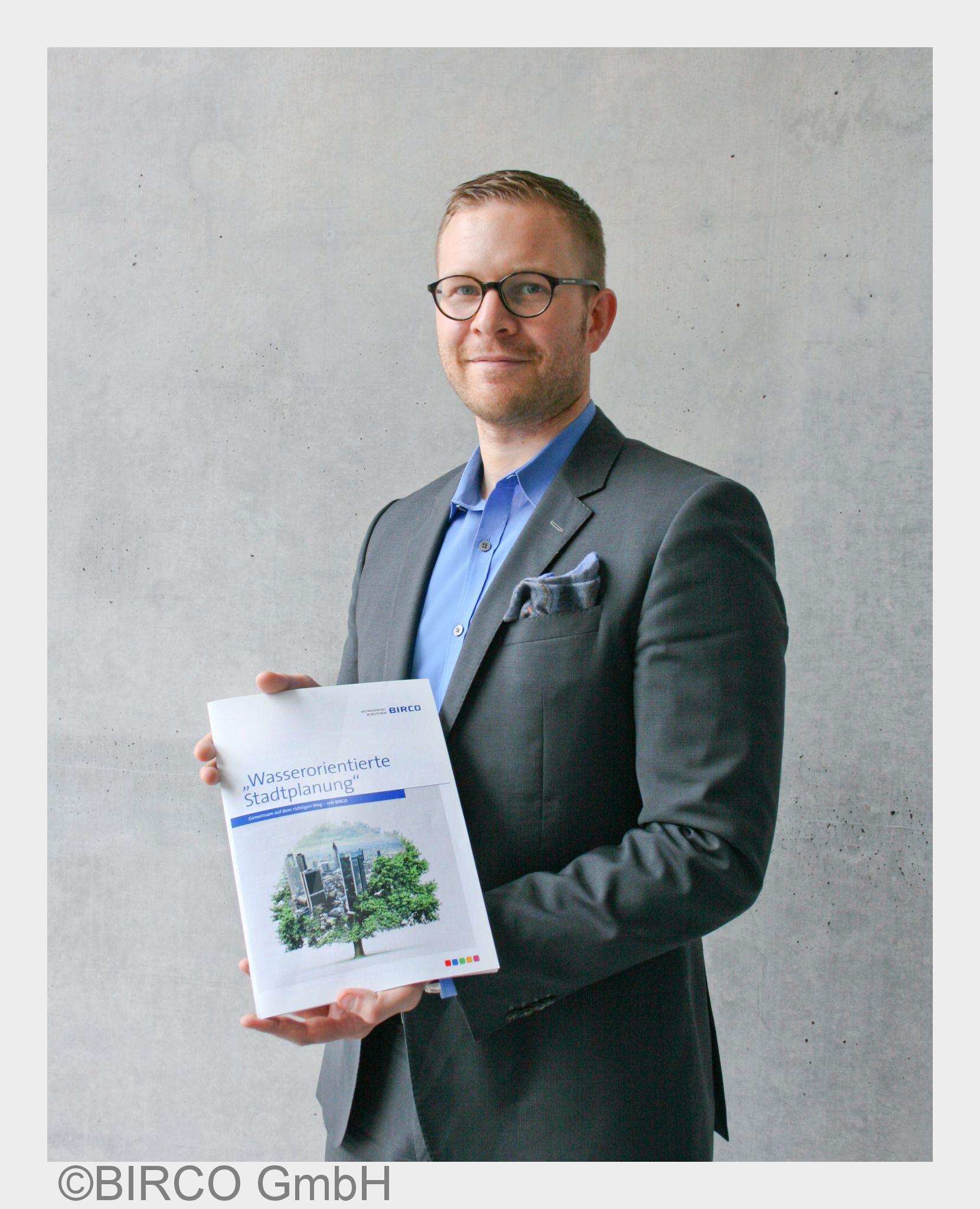Markus Huppertz mit der neuen Broschüre?Wasserorientierte Stadtplanung". (Bildquelle: BIRCO Gmb Markus Huppertz mit der neuen Broschüre?Wasserorientierte Stadtplanung". (Bildquelle: BIRCO Gmb