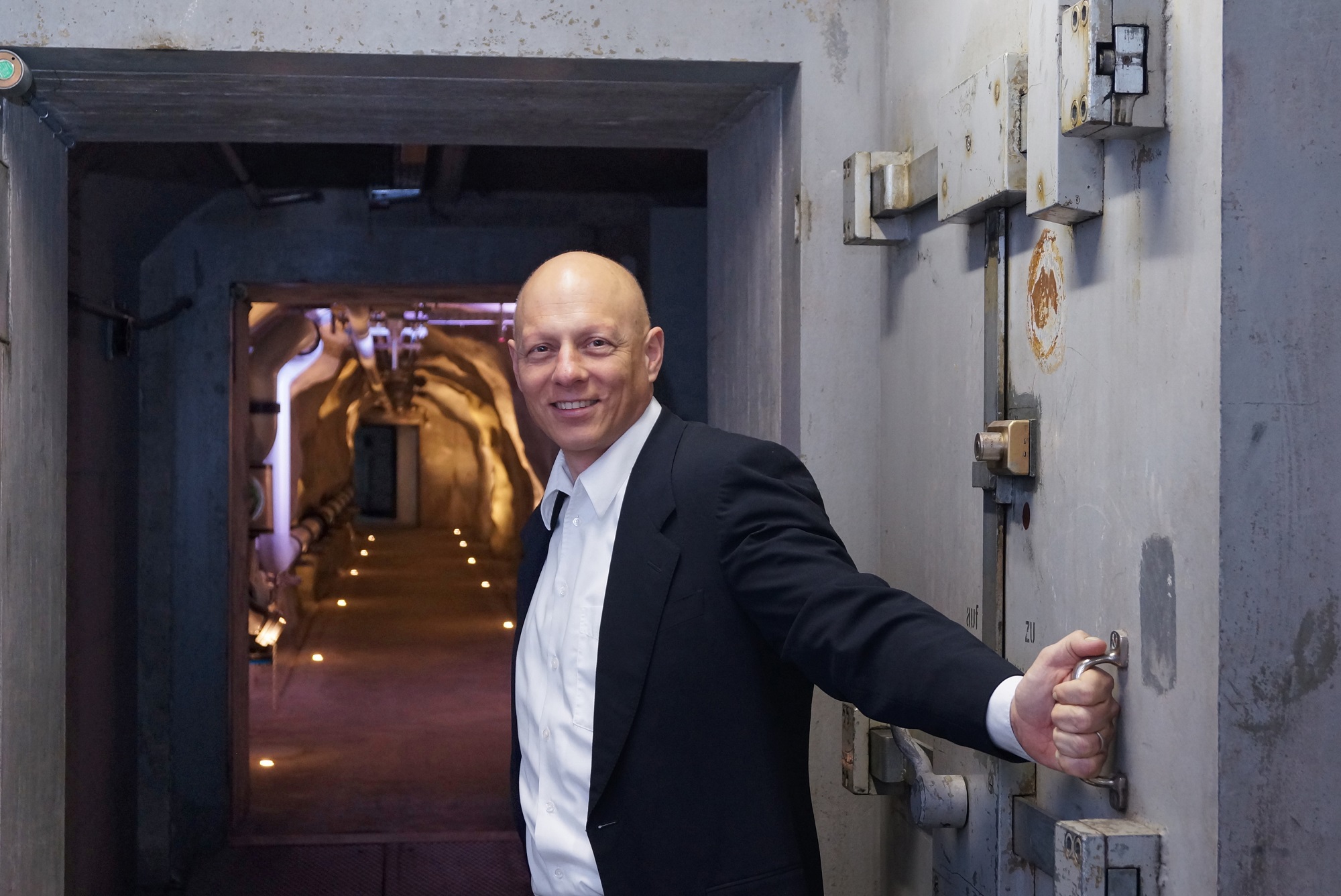 Tobias Christen, CEO der DSwiss AG im Schweizer Militärbunker Tobias Christen, CEO der DSwiss AG im Schweizer Militärbunker
