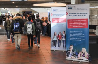 Abb.: Insgesamt 40 Aussteller - stellten ihre dualen Studienangebote vor. (Foto: hochschule dual) Abb.: Insgesamt 40 Aussteller - stellten ihre dualen Studienangebote vor. (Foto: hochschule dual)