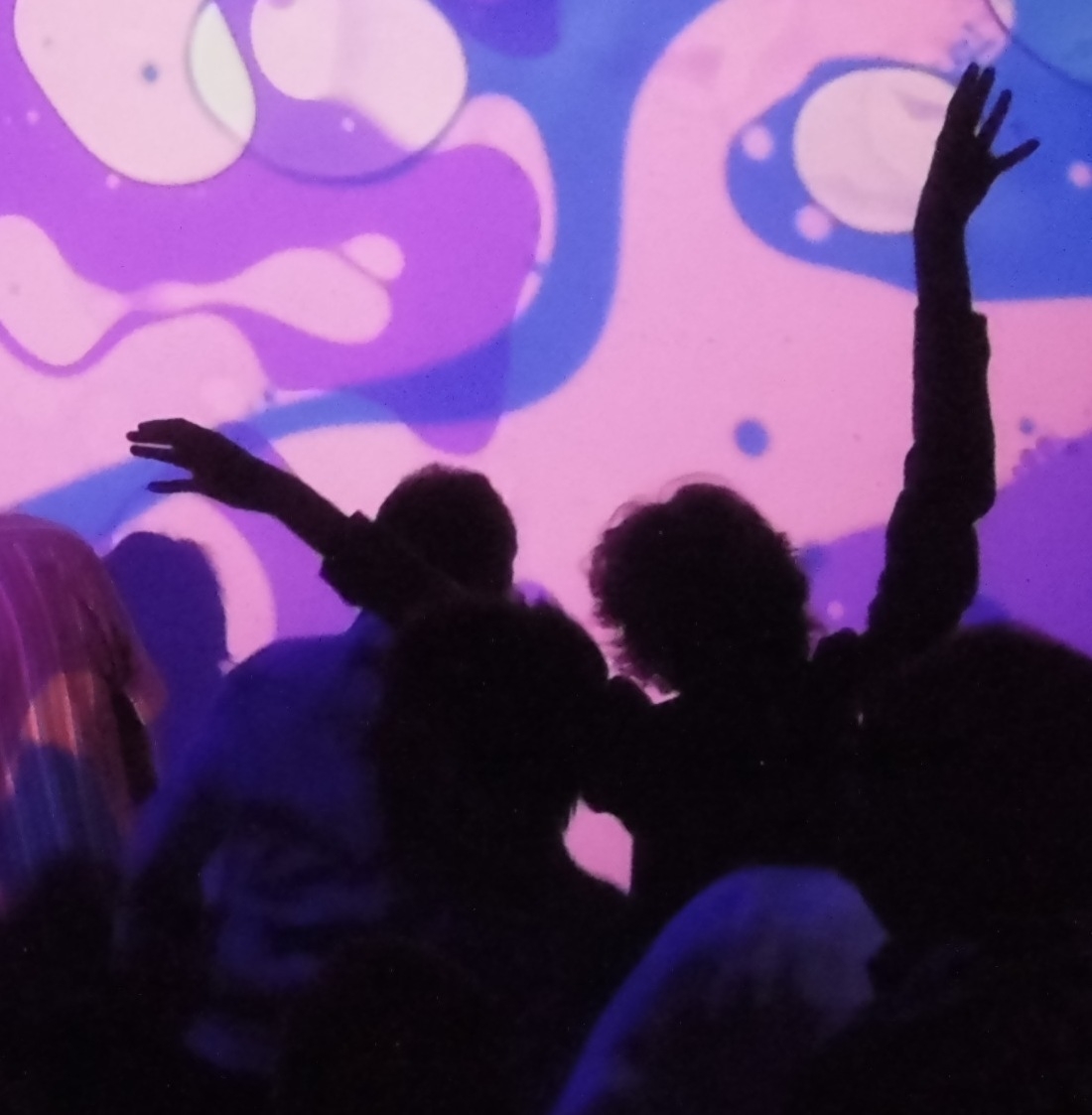 Psychedelische Lightshow und große Tanzfläche auf der Musicland Party