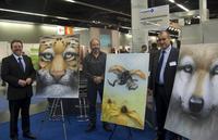 Der Airbrush-Künstler Herbert Spindler mit seinen Arbeiten.