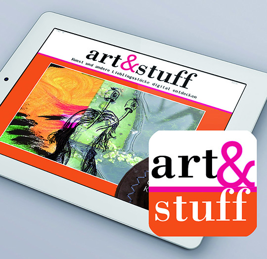 APP-Icon aus dem googleplaystore und apple APP-Store, Tablet mit der ersten Ausgabe der art&stuff APP-Icon aus dem googleplaystore und apple APP-Store, Tablet mit der ersten Ausgabe der art&stuff