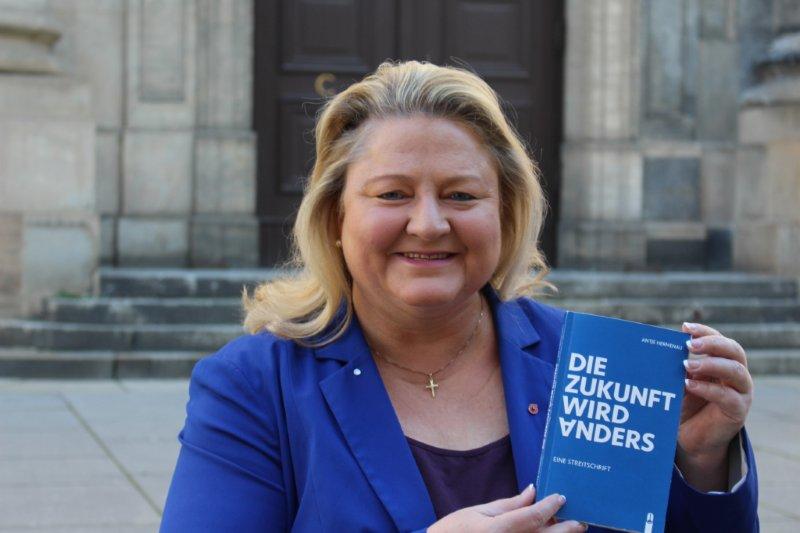 Antje Hermenau mit ihrer Streitschrift 