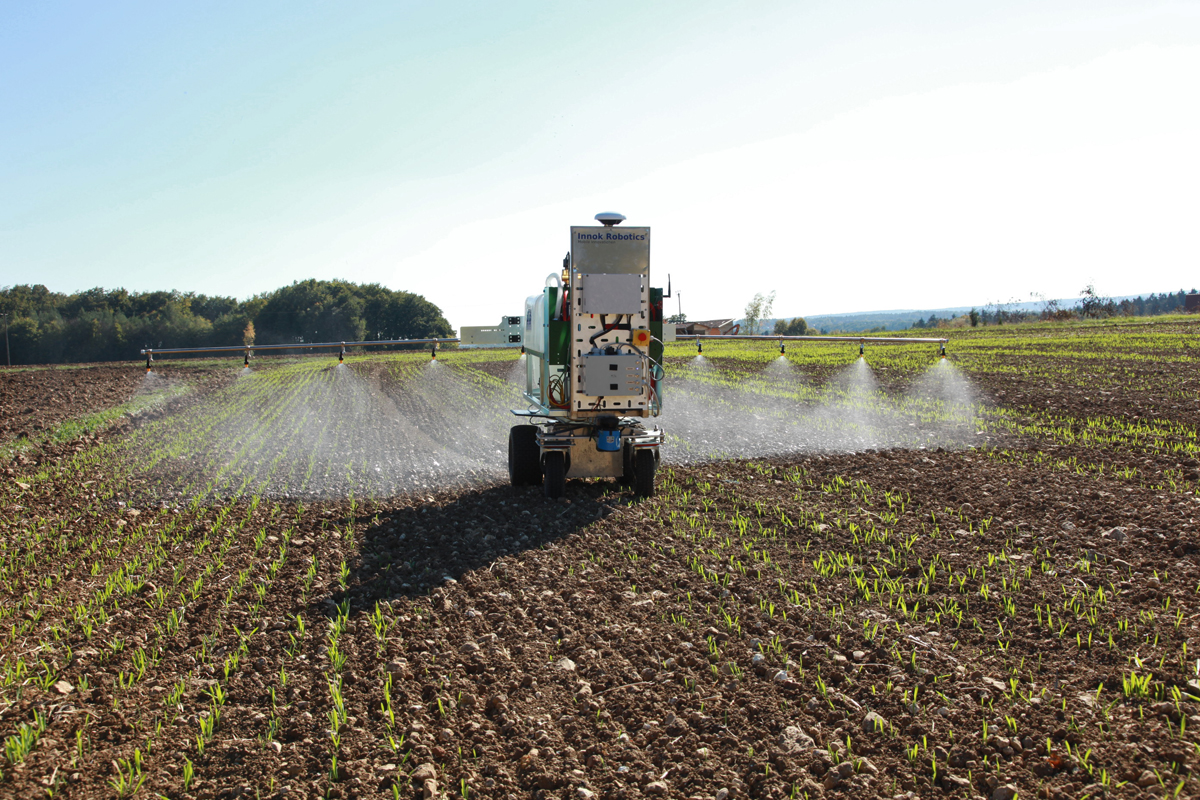 Per Fernbedienung steuerbarer Sprühroboter erleichtert Arbeit in der Landwirtschaft