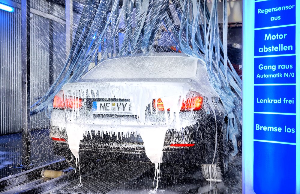 Autos werden in der Waschstrtaße nicht nur sauber Autos werden in der Waschstrtaße nicht nur sauber