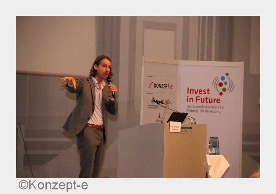 Prof. Richard David Precht auf dem Zukunftskongress für Bildung und Betreuung Invest in Future. (Bil Prof. Richard David Precht auf dem Zukunftskongress für Bildung und Betreuung Invest in Future. (Bil