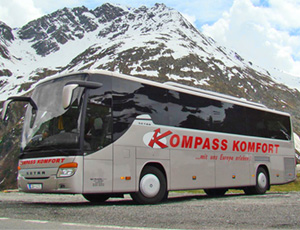 Moderne und komfortable Omnibusse in Reise- und Fernreiseausstattung