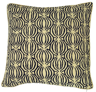 Kissen mit schwarzem Bogenmuster