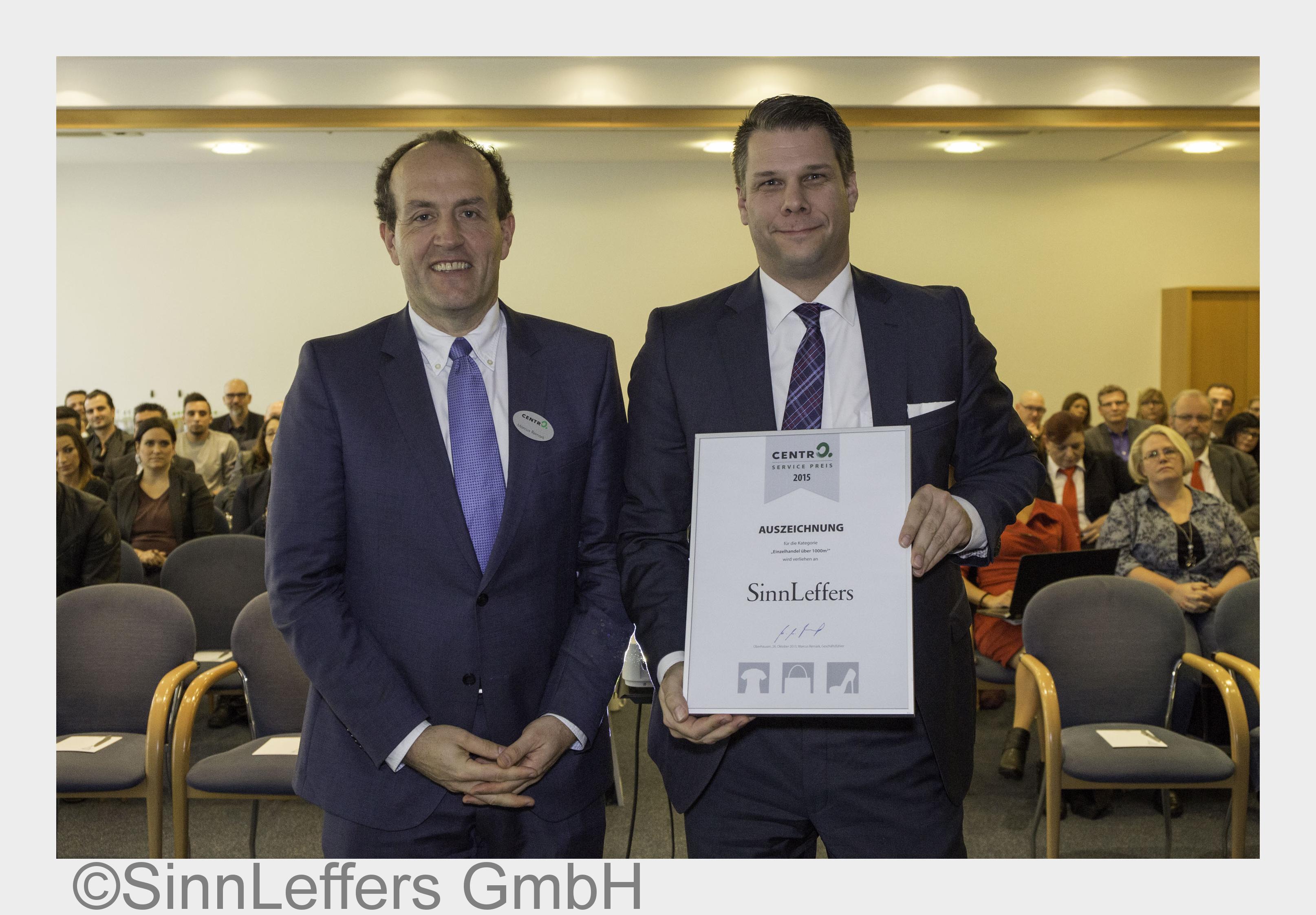 Michael Cornelius (r.) und Marcus Remark bei der Urkundenübergabe zum"CentrO-Servicepreis 2015&