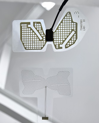 Klassische Folienantenne (oben) im Vergleich zur transparenten Folienantenne Klassische Folienantenne (oben) im Vergleich zur transparenten Folienantenne