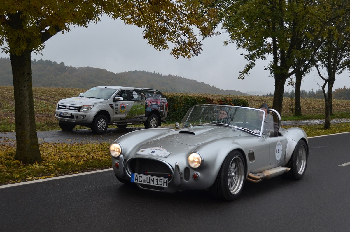 Unterwegs zum Klassensieg: Uwe Müller und Horst Thümmeler in der Shelby Cobra.