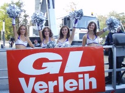 Die Cheerleader deklarierten die Hebebuehne des GL Verleih zur Showbühne und posierten im Korb. Die Cheerleader deklarierten die Hebebuehne des GL Verleih zur Showbühne und posierten im Korb.