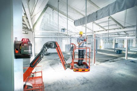 Der Multilinienlaser MLL 3-20 haftet an allen metallischen Oberflächen. Foto Metabo Der Multilinienlaser MLL 3-20 haftet an allen metallischen Oberflächen. Foto Metabo