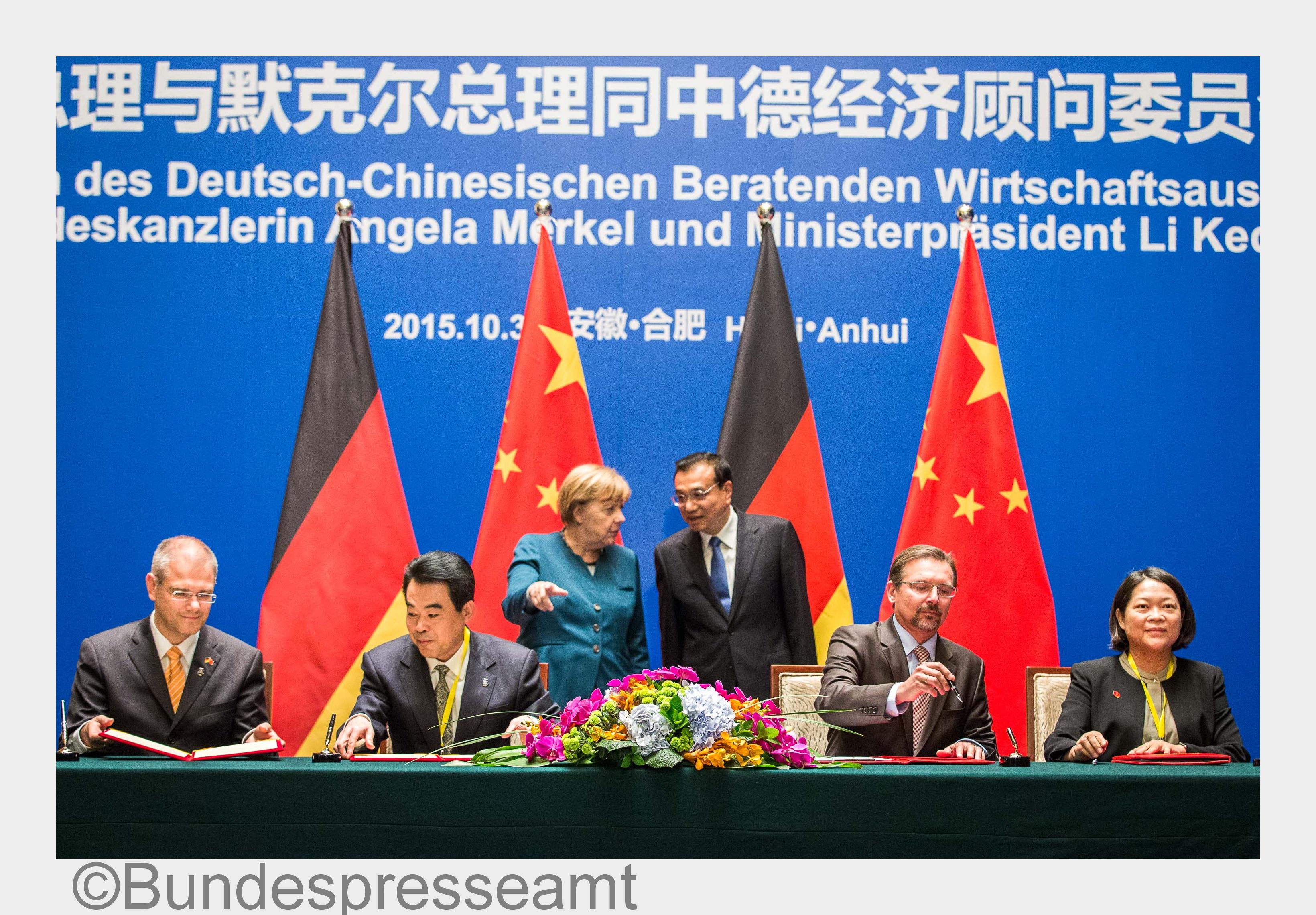 Vertragsunterzeichnung in Hefei mit Bundeskanzlerin Merkel und Ministerpräsident Li Keqiang. (Bildqu Vertragsunterzeichnung in Hefei mit Bundeskanzlerin Merkel und Ministerpräsident Li Keqiang. (Bildqu