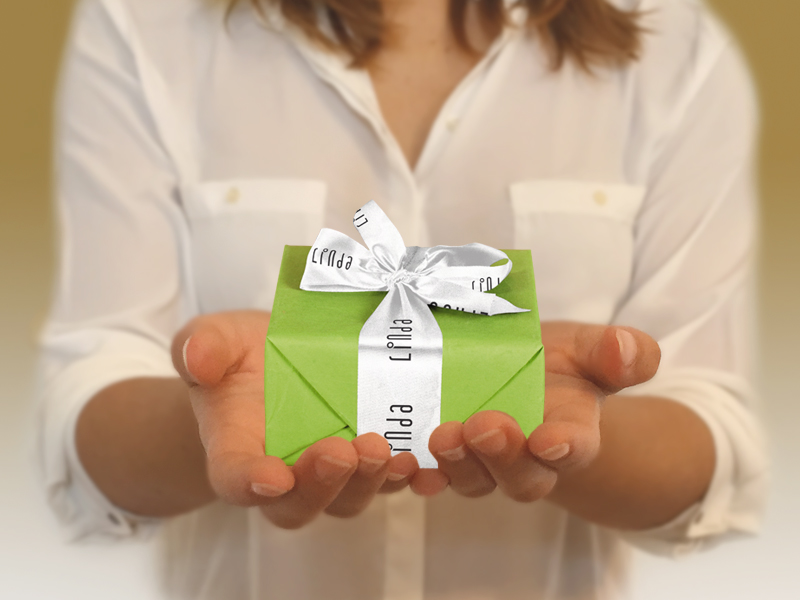 Frau hält Geschenk in Händen