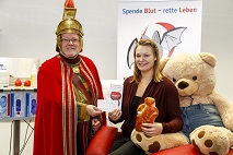 Leonie Theiß spendet Blut für herzkranke Kinder und erhält Weckmann von Sankt Martin