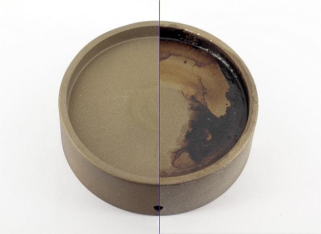 Vergleichendes Beispiel eines Prüftiegels mit und ohne Ablagerungen. Foto: OWI