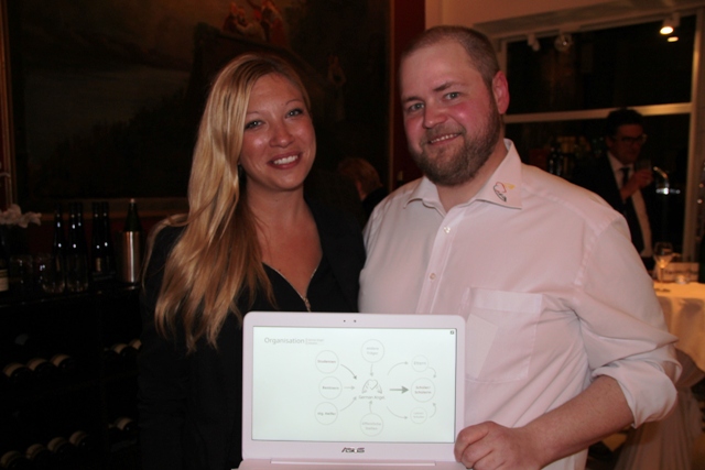 German Angel Bruns (links) und Medori (rechts) stellen das Projekt auf der Ideenbörse vor German Angel Bruns (links) und Medori (rechts) stellen das Projekt auf der Ideenbörse vor