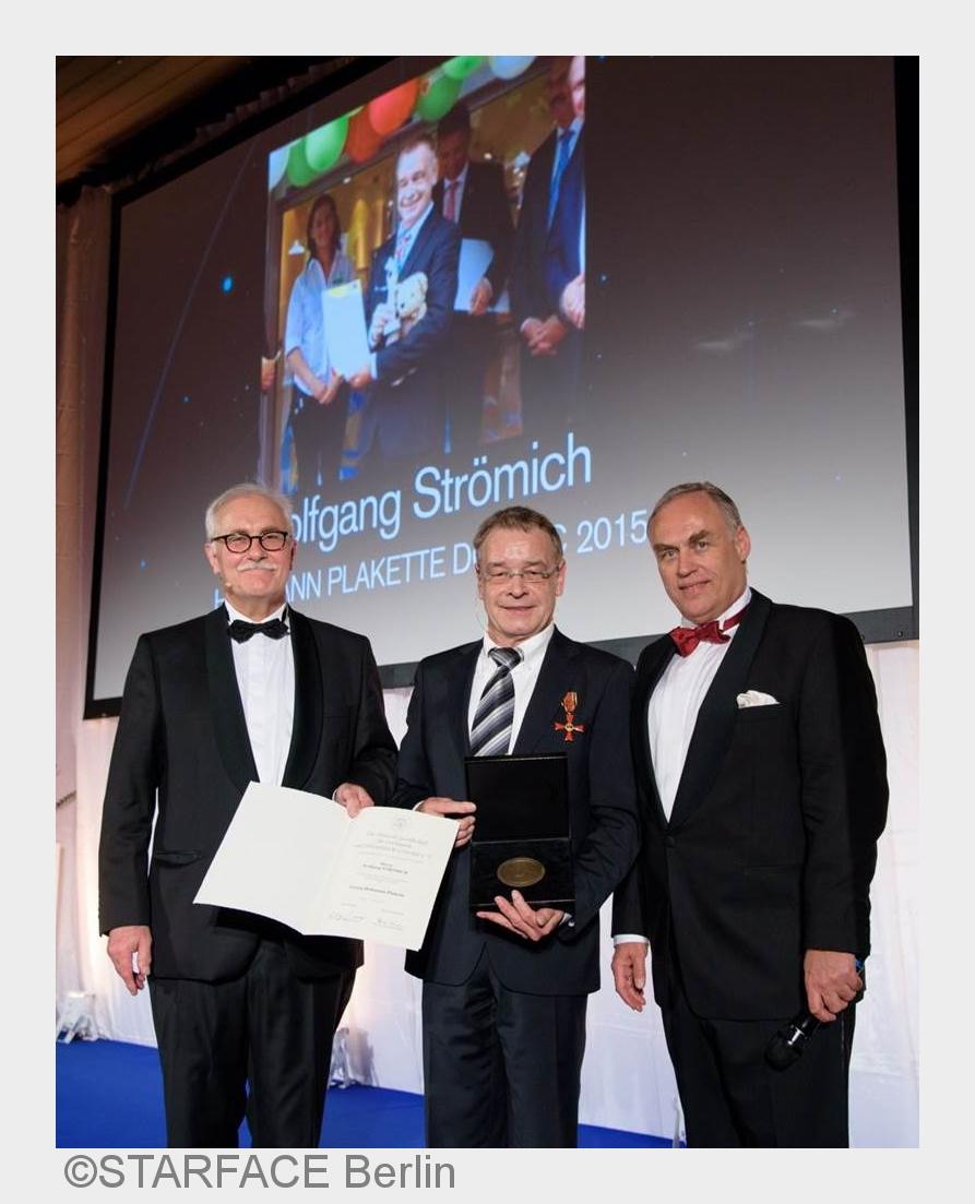 Besondere Ehrung für Wolfgang Strömich (Mitte): die Georg-Hohmann-Plakette des DGOOC. (Bildquelle: S