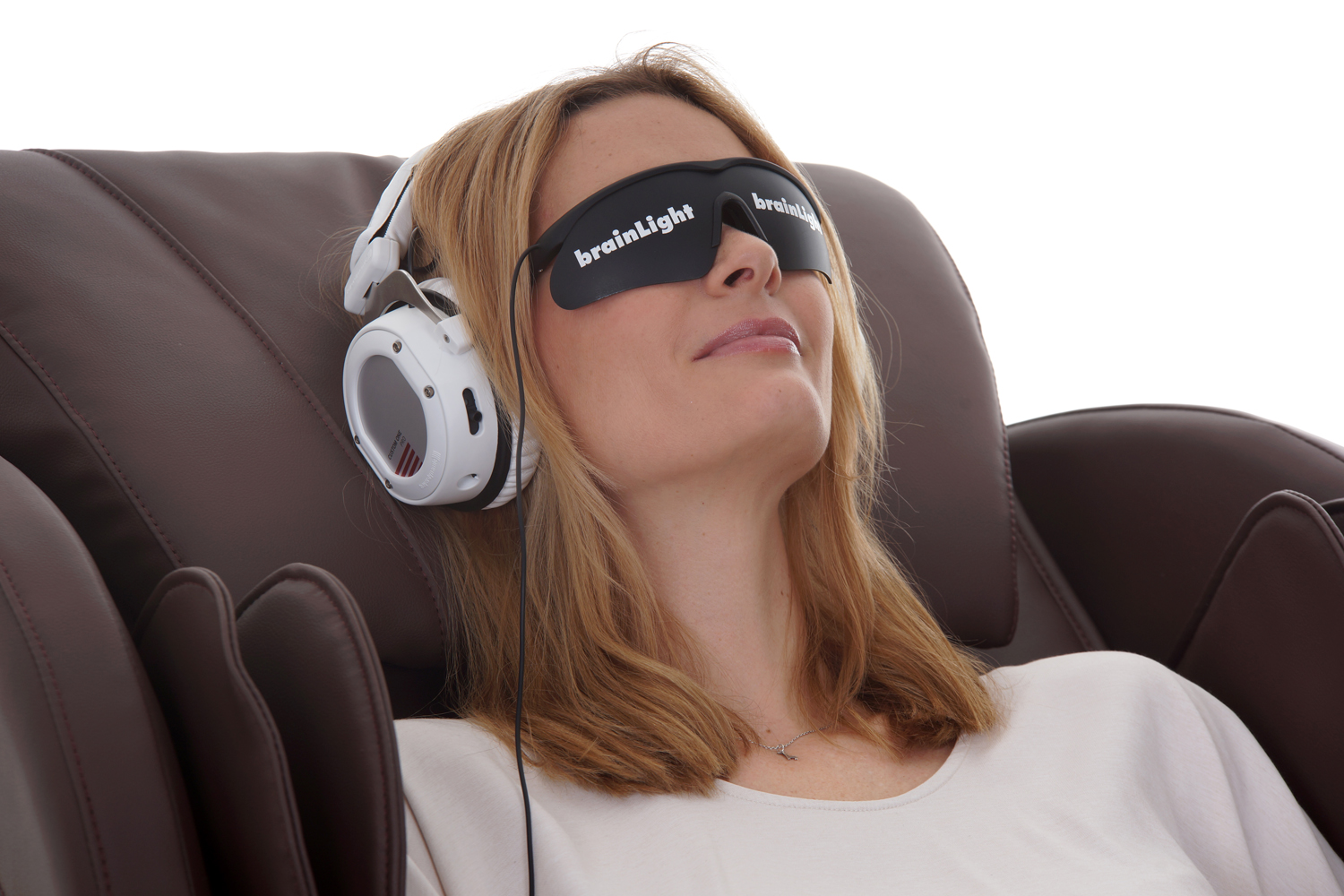 Anwenderin auf dem brainLight-relaxTower mit 3D-Shiatsu-Massagesessel FLOAT PLUS.