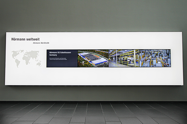 Die eindrucksvolle 4er-Videowall ist in ein hinterleuchtetes Wandbild eingearbeitet. Die eindrucksvolle 4er-Videowall ist in ein hinterleuchtetes Wandbild eingearbeitet.