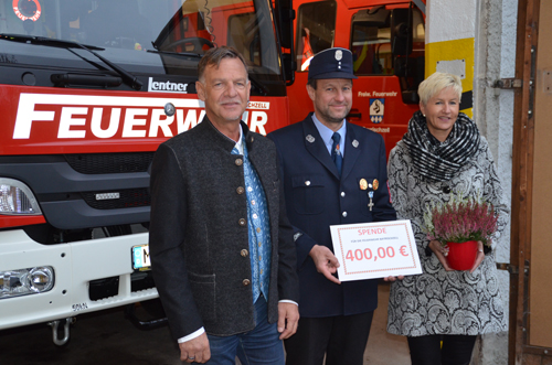 Anhalt Concept Bauübergibt 400,00 Euro-Spende an die Freiwillige Feuerwehr Bayrischzell.