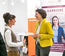Vorbild-Unternehmerin Petra Janeczka (rechts) wirbt auf der „herCAREER“ in München für „FRAUEN unter Vorbild-Unternehmerin Petra Janeczka (rechts) wirbt auf der „herCAREER“ in München für „FRAUEN unter