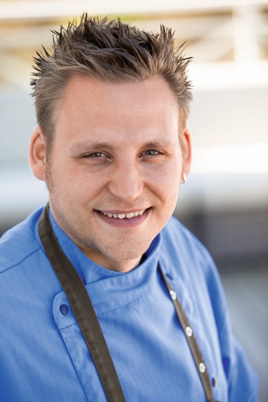 Pierre Nippkow, Küchenchef im Gourmetrestaurant OSTSEELOUNGE im Strandhotel Fischland (c) www.strand Pierre Nippkow, Küchenchef im Gourmetrestaurant OSTSEELOUNGE im Strandhotel Fischland (c) www.strand