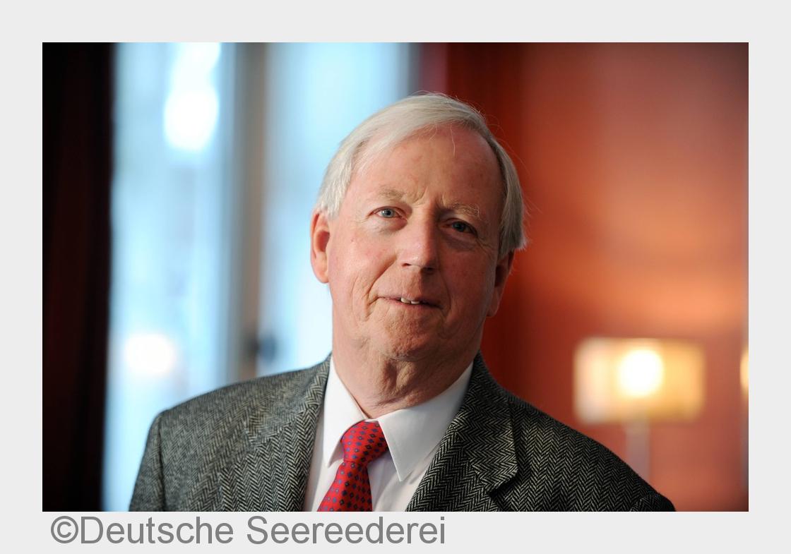 Horst Rahe, geschäftsführender Gesellschafter der deutschen Seereederei,wird von der FBMA-Stiftung a