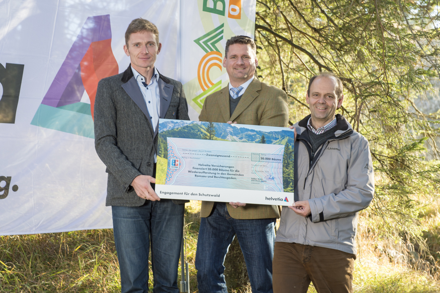 Thomas Primnitz (Mitte) bei der Scheckübergabe (Foto: Helvetia Deutschland). Thomas Primnitz (Mitte) bei der Scheckübergabe (Foto: Helvetia Deutschland).