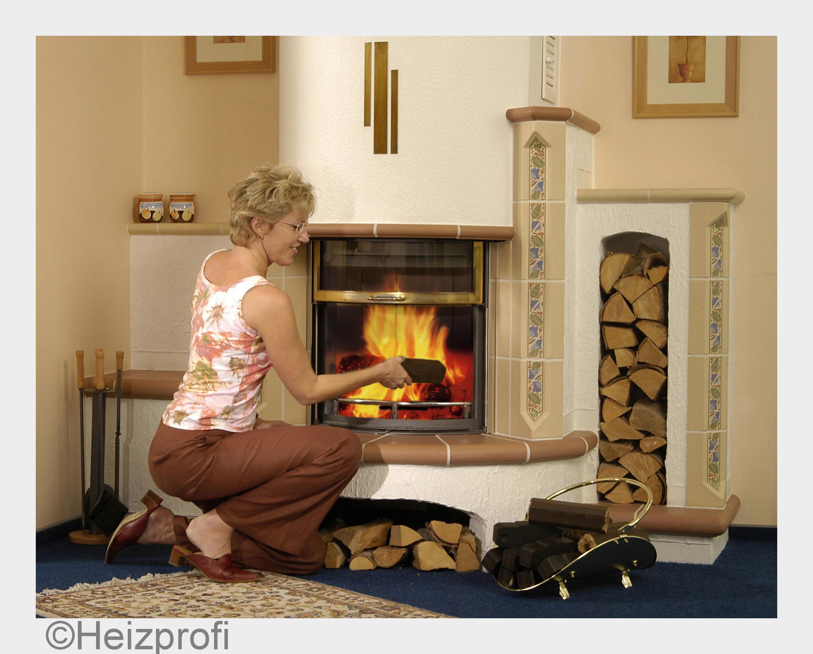 Ob kurzes Flammenspiel oder lang anhaltende Glut, Holz und Briketts ergänzen sich ideal (Bildquelle: