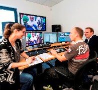 (Foto: hl-studios, Erlangen) – Das Regie-Team von hl-studios beim finalen Schneiden des CSR-Films