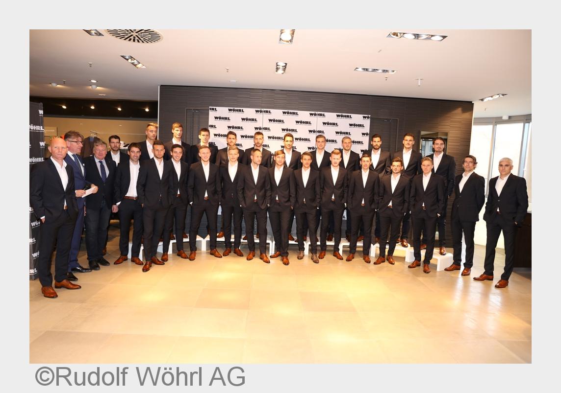 Spieler, Trainerstab und Vorstand des FCN präsentieren sich in ihren neuen Anzügen von WÖHRL. (Bildq Spieler, Trainerstab und Vorstand des FCN präsentieren sich in ihren neuen Anzügen von WÖHRL. (Bildq