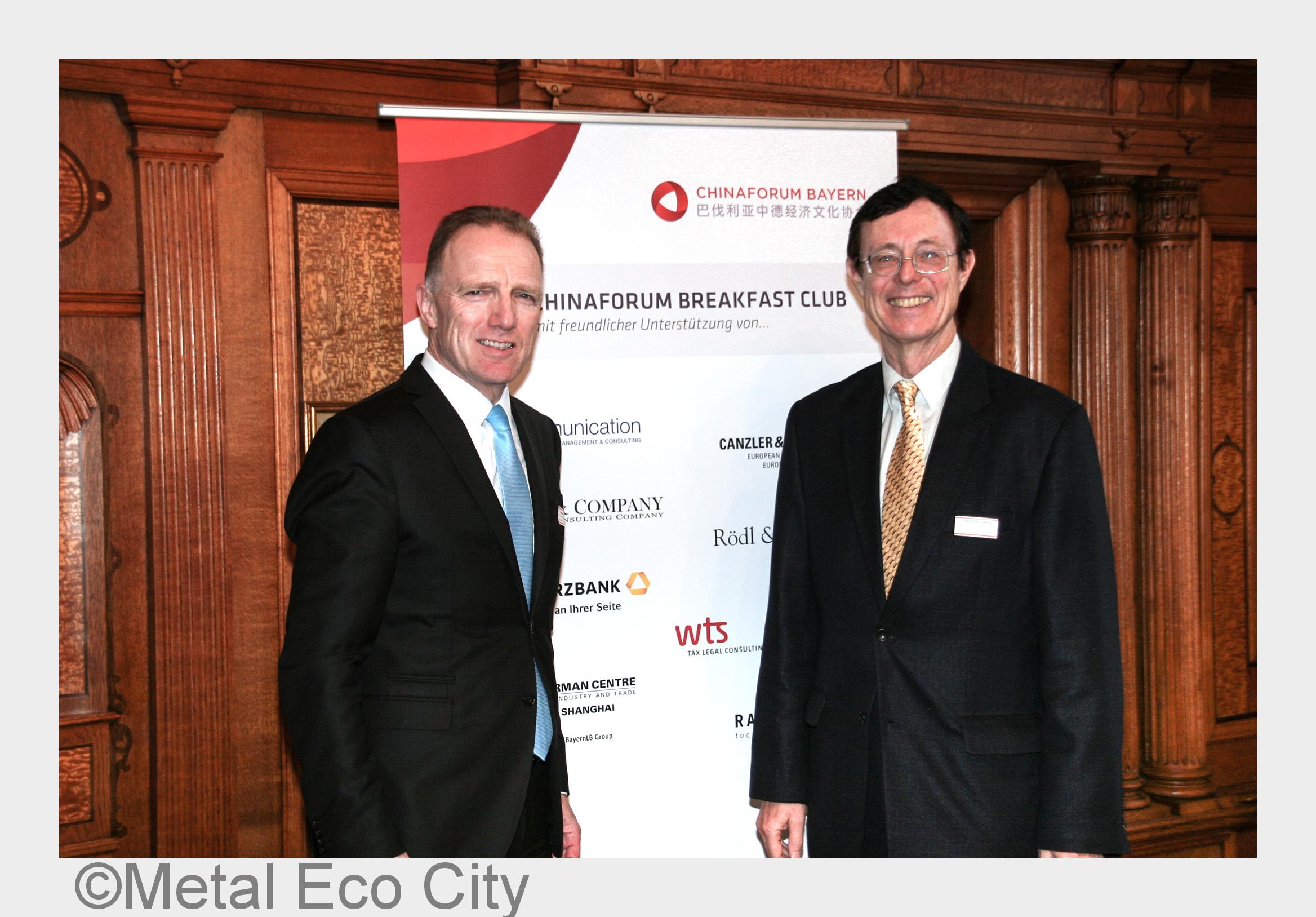 Generalkonsul Helmut Lüders (r.) und Mike de Vries, Geschäftsführer der ZhongDe Metal Group GmbH. (B Generalkonsul Helmut Lüders (r.) und Mike de Vries, Geschäftsführer der ZhongDe Metal Group GmbH. (B