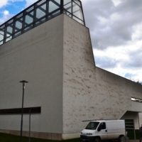 Links bereits gereinigt. Die Fassade war massiv mit Algen und Flechten befallen Links bereits gereinigt. Die Fassade war massiv mit Algen und Flechten befallen